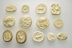 LOTS LOTS Gipsabgüsse griechischer Münzen und Gemmen:Vorder- und Rückseite von 2 Tetradrachmen des Philippos II., jeweils eine Seite von Münzen einer unbekannten thrako-makedonischen Münzstätte (Ennea