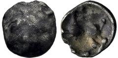 KELTEN KELTEN, BOIER. 1/4 Quinar. Unklarer Typ. Konvex mit unklarer flauer Darstellung. Rs: Pferd l. Slg. Flesche 445. 0.44g, Schöne Tönung. ss-s FO: Stöffling am Chiemsee 1989-1995. Ex Sammlung Werne