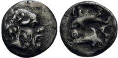 GRIECHISCHE MÜNZEN GRIECHISCHE MÜNZEN, GRIECHISCHES MUTTERLAND, THRAKISCHE INSELN, THASOS. Hemiobol. 411-350. Satyrkopf r. Rs: 2 Delphine schwimmen in entgegengesetzte Richtungen. SNG COP. 1033 f. 0.6