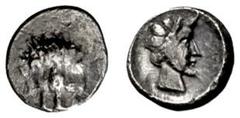 GRIECHISCHE MÜNZEN KILIKIEN UNBESTIMMTE MÜNZSTÄTTE. Tetartemorion. Löwenkopf frontal. Rs: Gehörnter bärtiger Kopf r. (evtl. Pan). Troxell-Kagan in Festschrift Kraay-Morkholm 1989 Nr. 8. 0.19g. RR vz-s