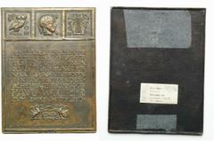 MEDAILLEN DES MÜNCHNER MEDAILLEURS KARL ROTH Einseitige Bronzegußplakette 1920 für den Archäologen Paul Wolters . 3 Bildfelder mit Motiven griechischer Tetradrachmen: Eule bzw. Athenekopf von Athen un