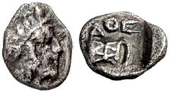 GRIECHISCHE MÜNZEN, GRIECHISCHES MUTTERLAND, ATTIKA, ATHEN. Trihemitetartemorion. 393-295. Behelmter Athenakopf r. Rs: Ethnikon und Eleusis-Ring. SNG COP. 76 ff. SNG München 125 ff. 0.24g, Schöne Tönu