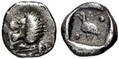 GRIECHISCHE MÜNZEN, ASIEN, KARIEN, UNBESTIMMTE MÜNZSTÄTTE. Tetartemorion. Spätes 5. Jh. v. Chr. Löwenprotome r. mit umgewendetem Kopf. Rs: Vogel l. in Quadratum incusum, im Feld 2 Punkte. SNG Keckmann