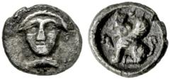 GRIECHISCHE MÜNZEN, ASIEN, KILIKIEN, UNBESTIMMTE MÜNZSTÄTTE. Tetartemorion. 4. Jh v. Chr. Frontale Büste. Rs: Sphinx sitzt l. in rundem Incusum. Troxell-Kagan in Festschrift Kraay-Morkholm 1989 Nr. 20