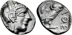 GRIECHISCHE MÜNZEN GRIECHISCHE MÜNZEN, GRIECHISCHES MUTTERLAND, ATTIKA, ATHEN. Obol. 479-404. Behelmter Athenakopf r. Rs: Eule r., dahinter Olivenzweig. SNG COP. 53 ff. 0.70g, Ovaler Schrötling. vz Au