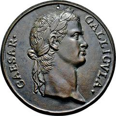 World Coins ITALIEN Eins.Bronzegußmedaille o.J. (wohl Oberitalien, 17. Jh; unsigniert). Belorbeerte Büste des Kaisers {\i Caligula} r. (87,4 mm, gelocht). Dazu desgleichen. Belorbeerter Kopf des Kaise