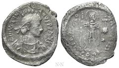 Byzantine Coins JUSTINIAN I (527-565). Siliqua. Constantinople. Obv: D N IVSTINIANVS P P AVG. Helmeted, draped and cuirassed bust right. Rev: GLORIA ROMANORVM / COB. Justinian standing facing, head ri