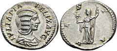 RÖMER RÖMISCHE KAISERZEIT. Iulia Domna, 193 - 217 n. Chr. Denar ø 19mm (3,91g). Geprägt unter Caracalla, 213 n. Chr. Mzst. Rom. Vs.: IVLIA PIA FELIX AVG, drapierte Büste n. r. Rs.: V E S T A, Vesta si