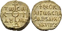 SAMMLUNG PROF. DR. WOLFRAM WEISER BYZANTINISCHE BLEISIEGEL. Siegel des 9. Jahrhunderts. Theoklitos. Zweiseitiges Siegel ø 28mm (19,02g). Ca. 821 n. Chr. Vs.: Kreuzmonogramm für ΘEOTOKE BOHΘH, in den W