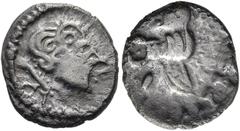 KELTEN DEUTSCHLAND. HESSEN UND RHEINLAND Typ Nauheim. Quinar ø 15mm (1,67g). Um 100 / 50 v. Chr. Vs.: Lockenkopf mit Lippenpunkten n. r., am Hals Perllinie, das Ganze im Kranz. Rs.: "Vogelmännchen" n.