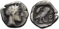 GRIECHEN ATTIKA. ATHEN Obol ø 9mm (0,60g). 2. Drittel 5. Jh. v. Chr. Vs.: Kopf der Athena mit attischem Helm n. r. Rs.: ΑΘΕ, Eule, Olivenzweig und Mondsichel. Svoronos Taf.8,40ff.: Seltman Taf. XXIV; 