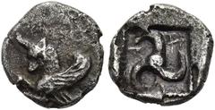 GRIECHEN LYKIEN. UNBESTIMMTER DYNAST Obol ø 19mm (0,69g). Mzst. Xanthos (?). Vs.: Geflügelte, gehörnte Ziege n. l. Rs.: 'arn' (?), Triskeles in Quadratum incusum. Vismara, Lycia ; SNG Cop. ; Müseler .