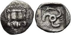 GRIECHEN LYKIEN. DYNASTEN Mithrapata. 1/6 Stater ø 13mm (1,32g). 390 - 370 v. Chr. Mzst. unbestimmt Vs.: Frontaler Löwenskalp. Rs.: "mithrad", Triskeles in vertieftem Quadrat. Rechts Delfin. Vismara I