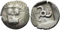 GRIECHEN LYKIEN. DYNASTEN Mithrapata. 1/6 Stater ø 14mm (1,43g). 390 - 370 v. Chr. Mzst. unbestimmt. Vs.: Löwenskalp in Vorderansicht. Rs.: Triskeles in flachem Quadratum incusum, darin Pfeil und lyki
