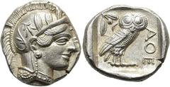 ATTIKA ATHEN. Tetradrachme ø 26mm (17,21g). ca. 430er - 420er Jahre v. Chr. Vs.: Kopf der Athena mit attischem Helm, verziert mit drei Olivenblättern und Palmette, Ohrring und Halskette n. r. Rs.: ΑΘΕ