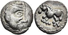 KELTEN DEUTSCHLAND Typ Nachahmung von Haeduerquinaren. Quinar ø 14mm (1,70g). Vs.: Kopf mit gerader Nasen-Stirn-Linie u. Brezelohr n. r. Rs.: Pferd mit Punktmähne n. l. Kellner 944 f.; Castelin 562 (V