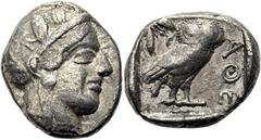 GRIECHEN ATTIKA. ATHEN Tetradrachme ø 26mm (16,97g). 460 - 440 v. Chr. Vs.: Kopf der Athena mit verziertem u. bekränztem attischen Helm n. r. Rs.: ΑΘΕ, Eule n. r., Kopf in Vorderansicht, im Feld l. ob