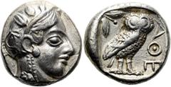 GRIECHEN ATTIKA. ATHEN. Tetradrachme ø 23mm (16,62g). 5. - 4. Jh. v. Chr. Vs.: Kopf der Athena mit verziertem u. bekränztem attischen Helm n. r. Rs.: ΑΘΕ, Eule n. r., Kopf in Vorderansicht, im Feld l.