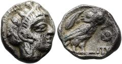 GRIECHEN ATTIKA. ATHEN Obol ø 9mm (0,68g). 2. Drittel 5. Jh. v. Chr. Vs.: Kopf der Athena mit attischem Helm n. r. Rs.: ΑΘΕ, Eule n. r., l. oben Olivenzweig u. Mondsichel. Svoronos Taf. 8, 40 ff.; Sel