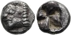GRIECHEN IONIEN. KOLOPHON Obol ø 8mm (0,99g). Spätes 6. Jh. v. Chr. Vs.: Archaischer Männerkopf (Apollon?) n. l. Rs.: Unregelmäßiges Quadratum incusum. SNG Aul. 18081809 var. (Hemiobol); SNG Kayhan 34