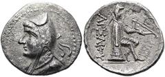 GRIECHEN PARTHER. ARSAKIDEN Phriapatios, 185 - 170 v. Chr. Drachme ø 20mm (3,58g). Mzst. Hekatompylos. Vs.: Drapierte Büste mit Tiara u. Diadem n. l. Rs.: ΑΡΣΑΚΟΥ, Bogenschütze n. r. auf Omphalos sitz