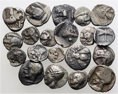 LOTS Griechische Silbermünzen. 6. - 5. Jh. v. Chr. Sammlung von 20 griechischen Kleinsilberprägungen, ø ca. 6 - 10 mm. Darunter 10 Hemiobole bzw. Obole aus Kyzikos: Eber n. r. oder l. / Löwenkopf n. r