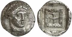 MAKEDONIEN Tetradrachme 357/6 v. Chr. 14.15 g. Vs.: Kopf des Apollon mit kurzem gelockten Haar von vorne, leicht n. r. gewandt. Rs.: ΑΜΦ-ΙΠΟ-ΛΙΤ-ΕΩΝ, Schrift auf leicht erhöhtem Band, im Innenquadrat 