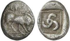 GRIECHEN LYKIEN Stater (6,28g). 1. Hälfte 5. Jh. v.Chr. Vs.: Eber mit Doppelschlaufe auf dem Hinterschenkel n. r. schreitend, darüber Legendenreste. Das Ganze in Perlkreis. Rs.: Triskeles in vertiefte