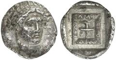 GRIECHEN MAKEDONIEN AMPHIPOLIS Tetradrachme (14,15g). 357/6 v. Chr. Vs.: Kopf des Apollon mit kurzem gelockten Haar von vorne, leicht n. r. gewandt. Rs.: AMΦ-IΠO-ΛIT-EΩN, Schrift auf leicht erhöhtem B