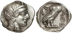 GRIECHEN ATTIKA ATHEN Tetradrachme (17,15g). 440 - 420 v. Chr. Vs.: Kopf der Athena im beloorberten attischen Helm mit Ohrring und Halskette n. r. Rs.: AΘE, Eule nach rechts stehend, dahinter Olivenzw