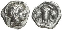 GRIECHEN ATTIKA ATHEN. Trihemiobol (0,99g). ca. 479 - 393 v. Chr. Vs.: Kopf der Athena mit bekränztem attischen Helm nach r. Rs.: AΘE, frontal stehende Eule mit ausgebreiteten Schwingen zwischen zwei 