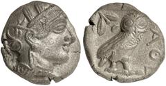 GRIECHEN ATTIKA ATHEN Tetradrachme (16,64g). nach 449 v. Chr. Vs.: Kopf der Athena mit attischem Helm n. r. Rs.: AΘE, Eule, Oliven­zweig und Mondsichel. Svoronos Taf. 10 ff. SNG München Taf. 2,46 ff. 