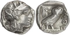 GRIECHEN ATTIKA ATHEN Tetradrachme (17,04g). nach 449 v. Chr. Vs.: Kopf der Athena mit attischem Helm n. r. Rs.: AΘE, Eule, Oliven­zweig und Mondsichel. Svoronos Taf. 10 ff. SNG München Taf. 2,46 ff. 