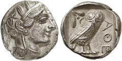 GRIECHEN ATTIKA ATHEN Tetradrachme (17,04g). ca. 440 - 407 v. Chr. Vs.: Kopf der Athena mit verziertem, bekränzten attischen Helm n. r. Rs.: AΘE, Eule steht n. r., Kopf in Vorderansicht, im Feld links