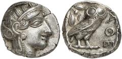 GRIECHEN ATTIKA ATHEN Tetradrachme (17,20g). ca. 440 - 407 v. Chr. Vs.: Kopf der Athena mit verziertem, bekränzten attischen Helm n. r. Rs.: AΘE, Eule steht n. r., Kopf in Vorderansicht, im Feld links
