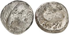 KELTEN MITTLERE UND UNTERE DONAU Kugelwange. Tetradrachme (10,38g). Vs.: Haarkalotte des Zeus mit Lorbeeerkranz. Anstelle des Gesichtes ein kleiner, bartloser Kopf zwischen verschiedenen Symbolen, dar