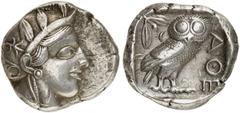 GRIECHEN ATTIKA ATHEN Tetradrachme (17,13g). Ca. 440 - 407 v. Chr. Vs.: Kopf der Athena mit verziertem, bekränzten attischen Helm n. r. Rs.: AΘE, Eule steht n. r., Kopf in Vorderansicht, im Feld links