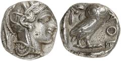 GRIECHEN ATTIKA ATHEN Tetradrachme (17,04g). Ca. 440 - 407 v. Chr. Vs.: Kopf der Athena mit verziertem, bekränzten attischen Helm n. r. Rs.: AΘE, Eule steht n. r., Kopf in Vorderansicht, im Feld links