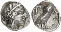 GRIECHEN ATTIKA ATHEN Tetradrachme (17,05g). Ca. 440 - 407 v. Chr. Vs.: Kopf der Athena mit verziertem, bekränzten attischen Helm n. r. Rs.: AΘE, Eule steht n. r., Kopf in Vorderansicht, im Feld links