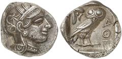 GRIECHEN ATTIKA ATHEN. Tetradrachme (17,18g). ca. 465 - 460 v. Chr. Vs.: Kopf der Athena mit verziertem, bekränzten attischen Helm n. r. Rs.: AΘE, Eule steht n. r., Kopf in Vorderansicht, im Feld link