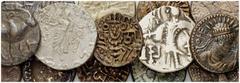 LOTS Sammlung zu Münzprägungen Baktriens nach den griechischen Königen. 1. Jh. v. Chr. - 3. Jh. n. Chr. Darunter Dinar (Gold !) der Kidariten (7,88g), Tetra­drachme (1) und Drachme (1) der Indo-Skythe