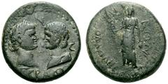 RÖMISCHE PROVINZIALPRÄGUNGEN ÄOLIS AIGAI Titus und Domitian AE Kleinbronze (4,55g). D. Tête laurée de Titus à dr. affrontée au buste drapé de Domitien, tête nue, à g. R. Isis debout de face, la tête c
