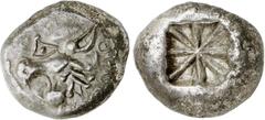GRIECHEN LYKIEN. PRAEDYNASTISCHE PRÄGUNGEN. Stater (9,00g). Circa 520 - 480 v. Chr. Vs.: Stilisierter Kopf eines Löwen mit aufgerissenem Maul n. l., die Mähne als Kreispunkte angegeben. Rs.: Quadratis