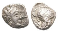 GRIECHEN ATTIKA ATHEN Triobol (2.09g). Ca. 353 - 294 Jh. v. Chr. Vs.: Kopf der Athena mit bekränztem attischem Helm nach r. Rs.: Α/[Θ-Ε], frontal stehende Eule zwischen zwei herabhängenden Olivenzweig