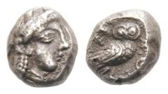 GRIECHEN ATTIKA ATHEN Trihemiobol (1.24g). 479 - 404 v. Chr. Vs.: Kopf der Athena mit attischem Helm n. r. Rs.: [Α]Θ[Ε], Eule steht n. r., Kopf in Vorderansicht, im Feld links oben Olivenzweig. SNG Co