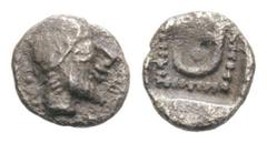 GRIECHEN IONIEN MAGNESIA AM MÄANDER. Themistokles. Themistokles. Hemiobol (0.33g). Um 459 v. Chr. Vs.: Bärtiger Kopf des Hephaistos mit Kappe u. Lorbeerkranz n. r., dahinter Θ. Rs.: Namensmonogramm ΘΕ