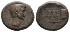RÖMISCHE PROVINZIALPRÄGUNGEN INCERT Gaius Sosius(?) Gaius Sosius(?) (21.15g). Circa 39 v. Chr. Vs.: Barer Kopf n. r. Rs: Geldkasse (fiscus), Sella quaestoria, hasta. Darunter Q. Provenienz: Ex Numisma