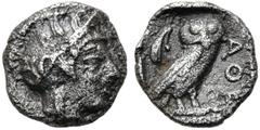 GRIECHEN ATTIKA. ATHEN. Obol (0,60g). ca. 454 - 404 v. Chr. Vs.: Kopf der Athena n. r. Rs.: ΑΘΕ, Eule n. r. stehend, l. oben Ölbaumzweig, alles im Quadratum incusum. Kroll 13; HGC 4, 1665. Poröse Ober