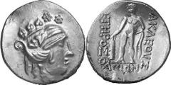 KELTEN MITTLERE UND UNTERE DONAU Nachahmungen der Tetradrachmen von Thasos Objekt-Nr.: 1062 Klasse II: Verwilderung von Kopf und Legende Tetradrachme, (16,20 g.), Vs.: Stilisierter Kopf des Dionysos n