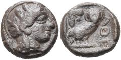GRIECHEN ATTIKA. ATHEN. Drachme (4,33g). ca. 465 - 460 v. Chr. Vs.: Kopf der Athena mit attischem Helm u. Lorbeerkranz n. r. Rs.: AQE, Eule u. Olivenzweig. Starr Group V; HGC 4, 1630. Dunkler Hornsilb